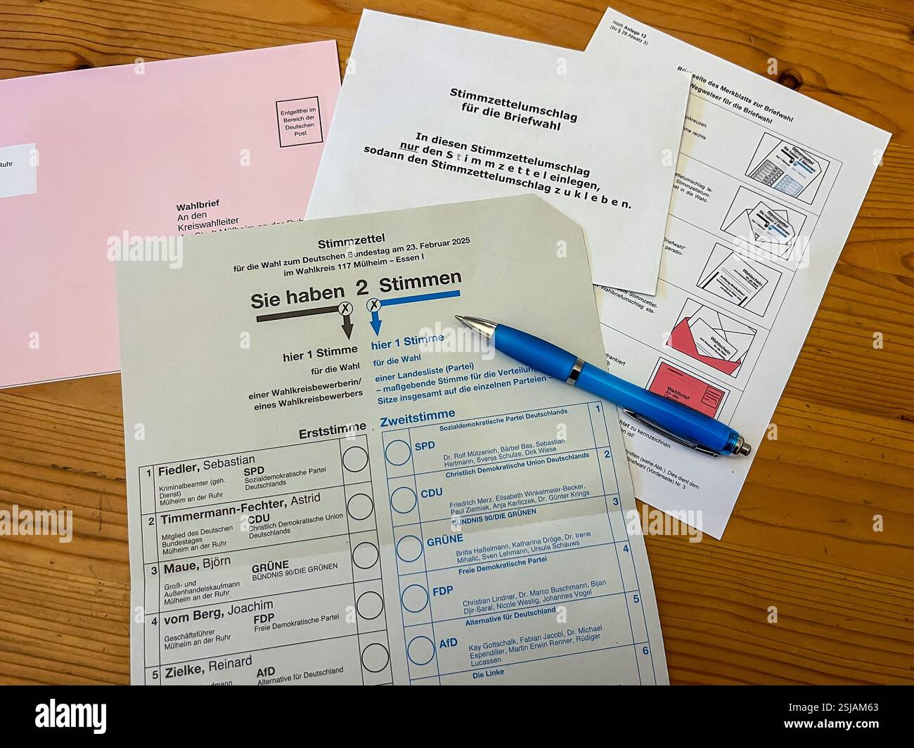 Essen, Nordrhein-Westfalen, Deutschland - Stimmzettel für die Bundestagswahl am 23. Februar 2025 im Wahlkreis 117 Muelheim-Essen Stockfoto