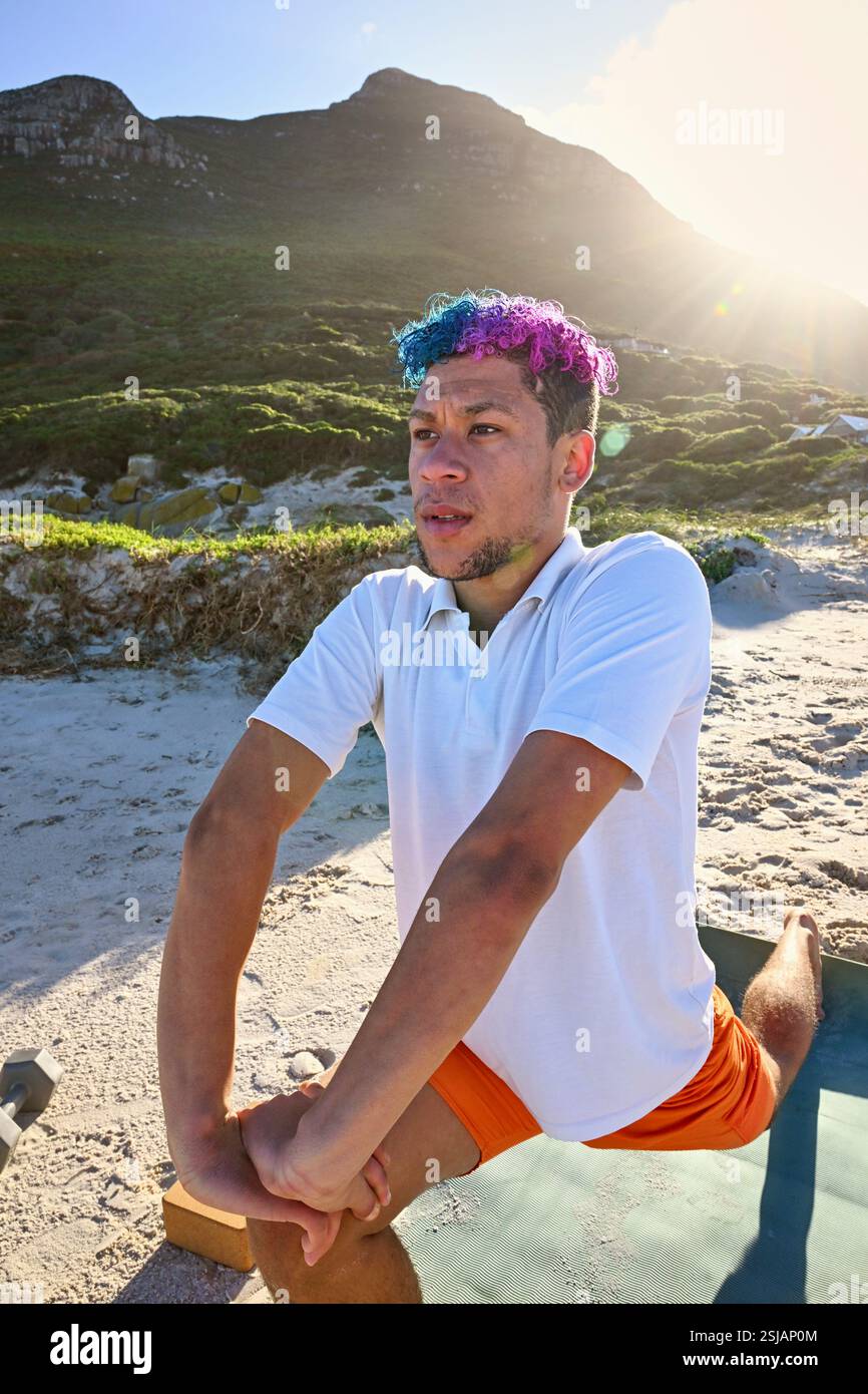 Menschen praktizieren Yoga am Strand Stockfoto