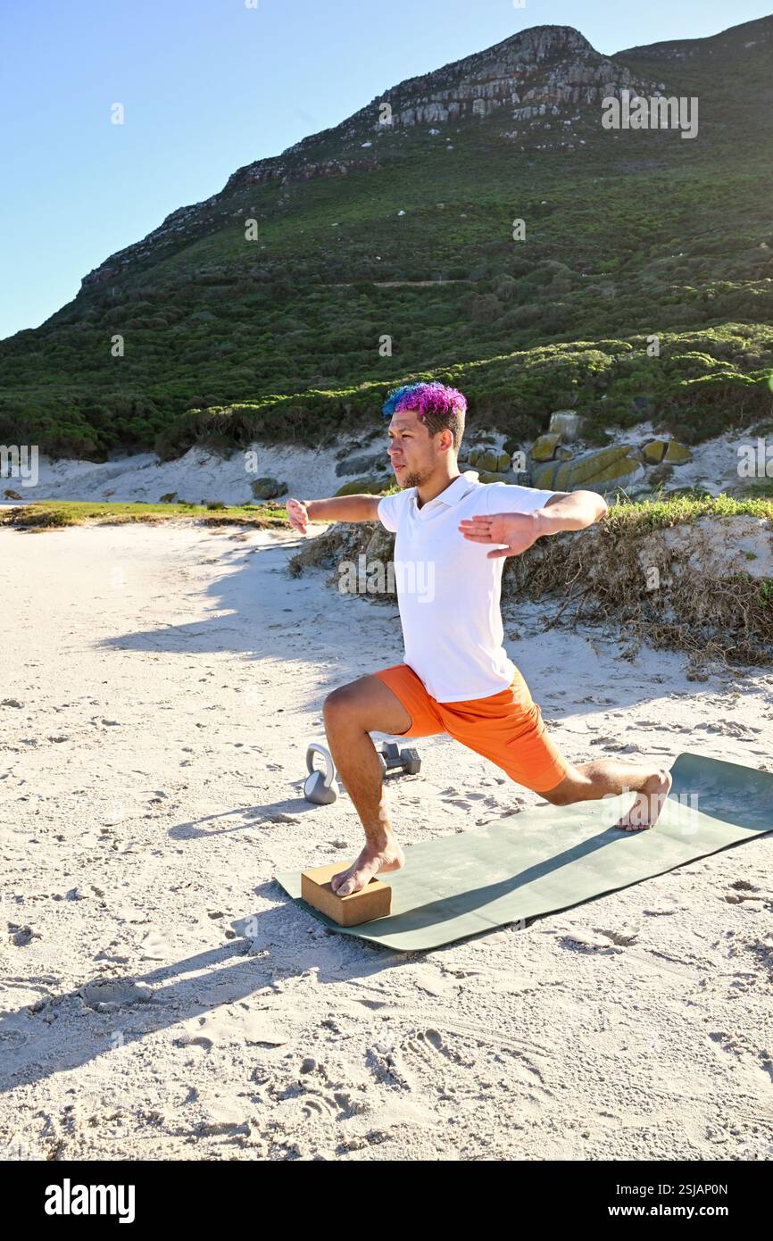 Menschen praktizieren Yoga am Strand Stockfoto