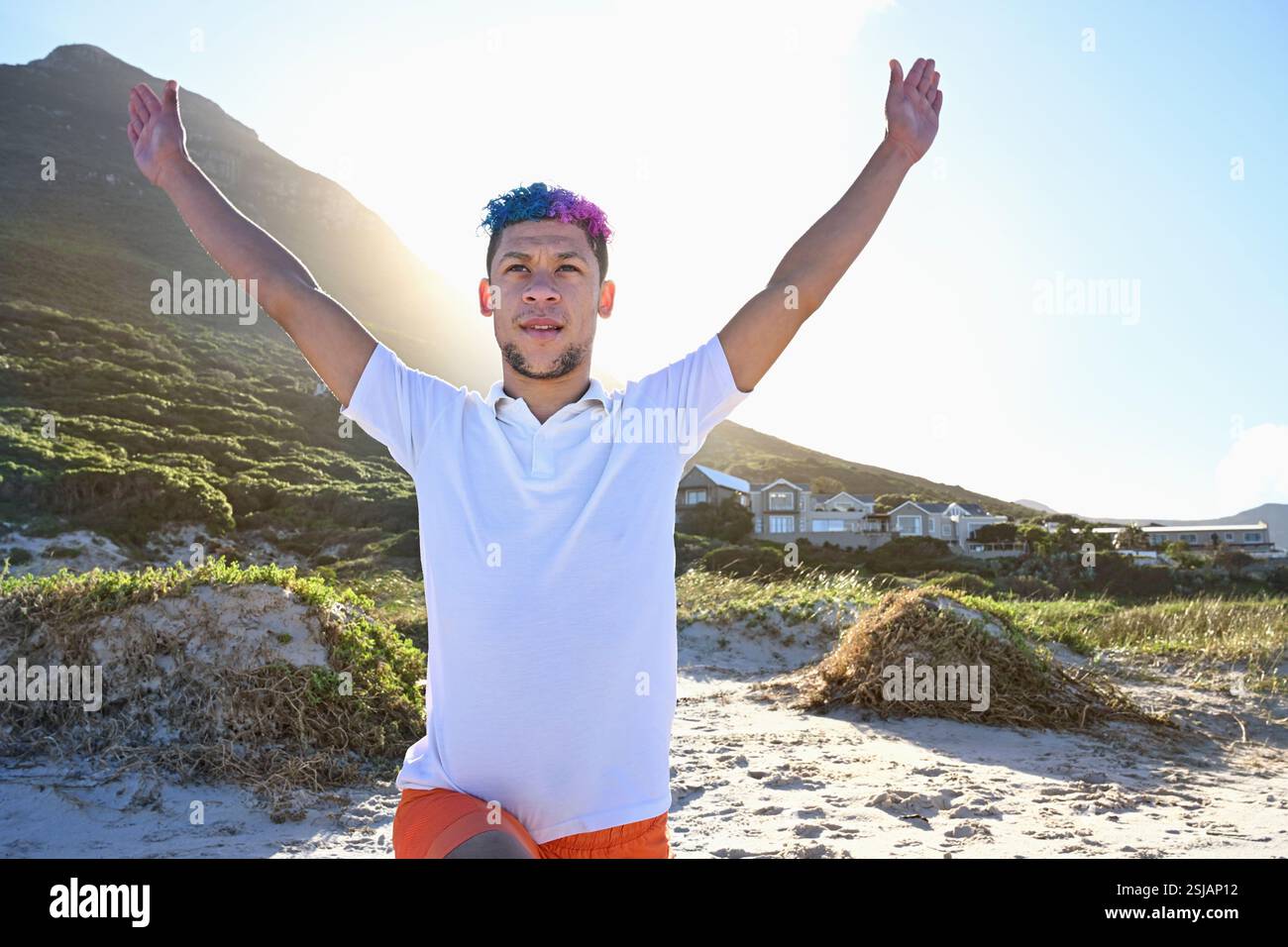 Menschen praktizieren Yoga am Strand Stockfoto