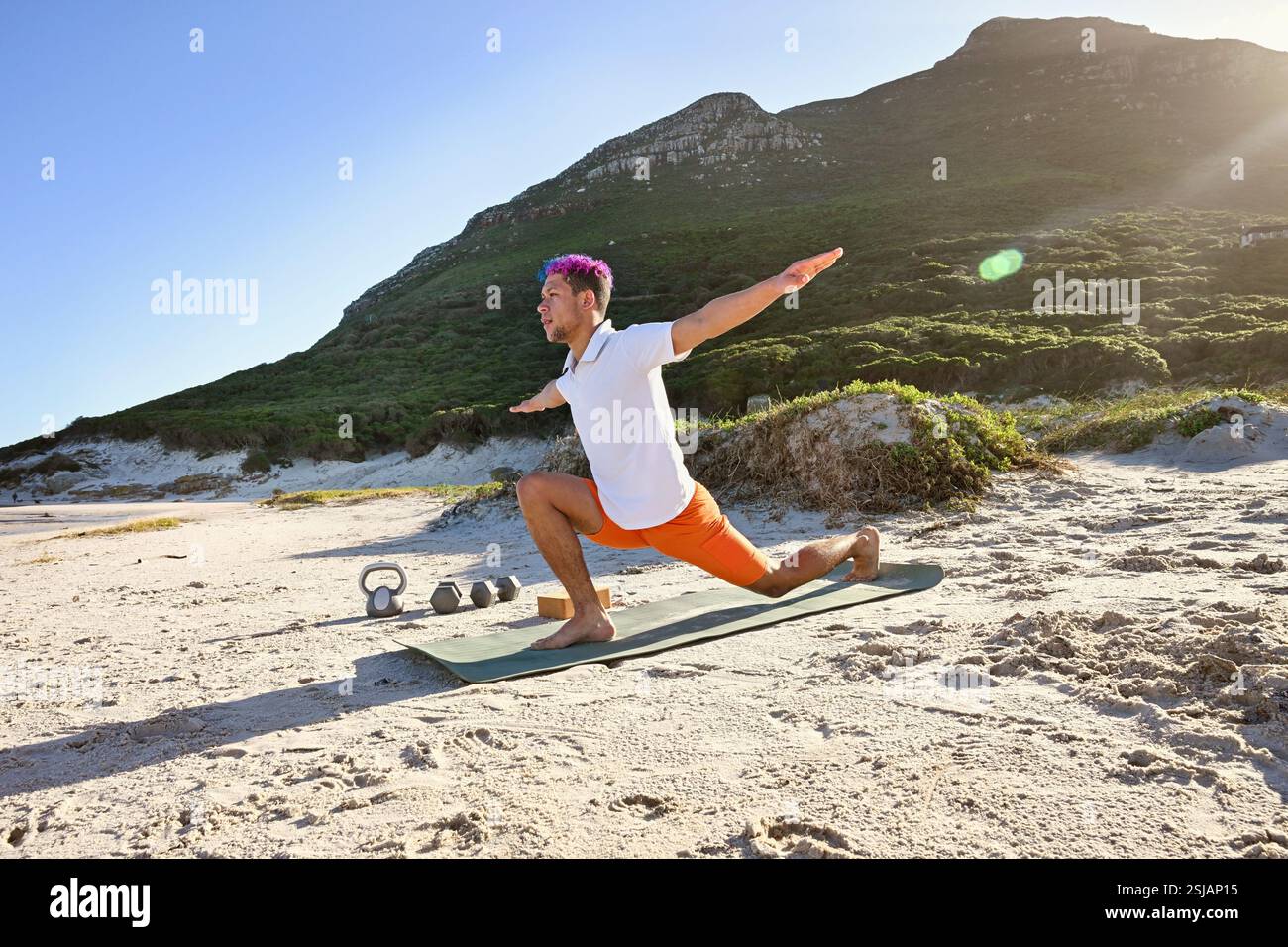 Menschen praktizieren Yoga am Strand Stockfoto