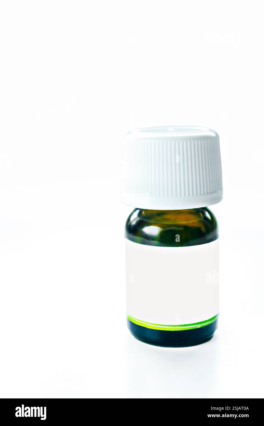 Behälter mit weißem Hintergrund für Arzneimittel in der Apotheke. Stockfoto