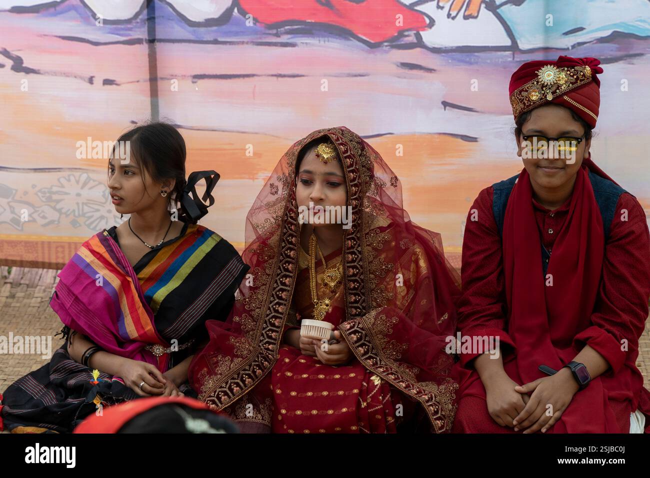 Ein Junge und ein Mädchen in traditioneller bangladeschischer Hochzeitskleidung im Lok O Karushilpo Mela, der Volkshandwerksmesse in Sonargaon, Narayanganj, Bangladesch Stockfoto