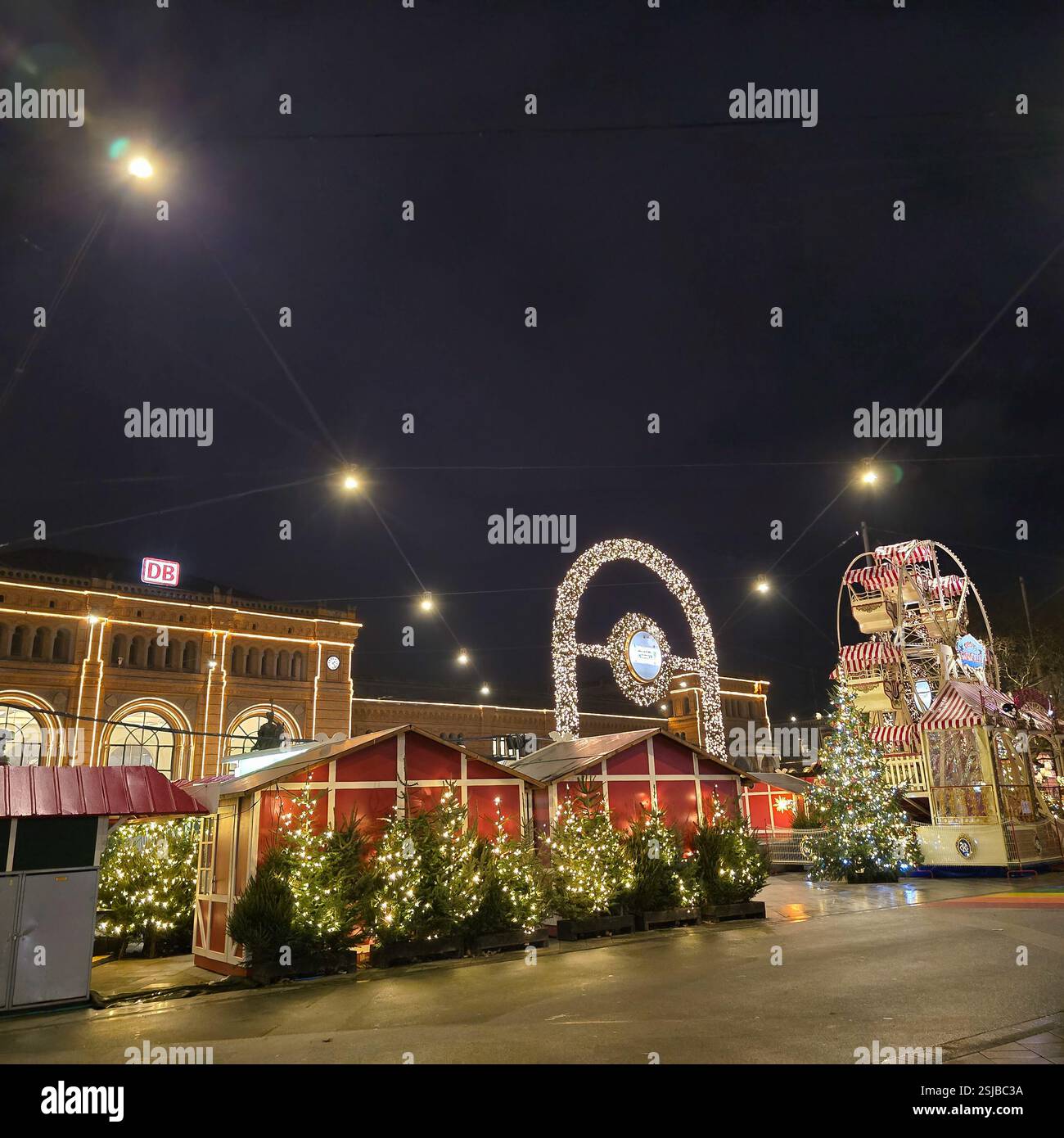 Eine lebhafte und lebendige Nachtszene mit atemberaubender Weihnachtsdekoration und festlichen Lichtern, die den Markt Hannover erleuchten Stockfoto