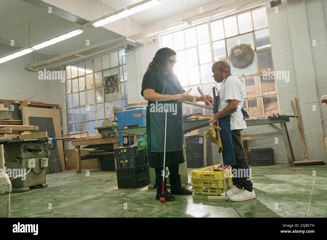 Sehbehinderte Menschen im Holzladen Stockfoto