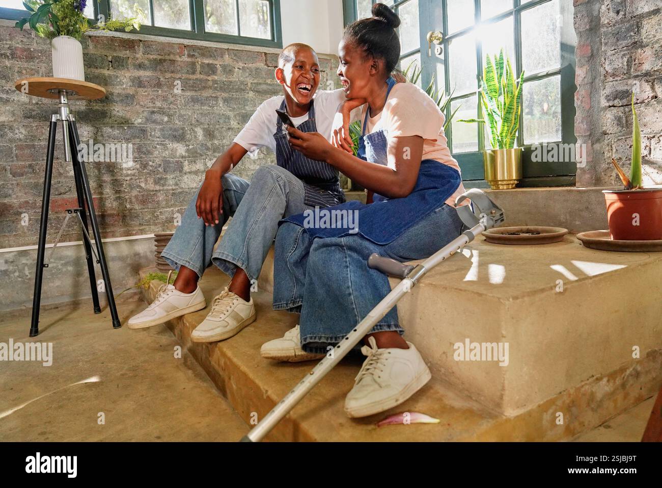 Behinderte Freunde im Workshop Stockfoto