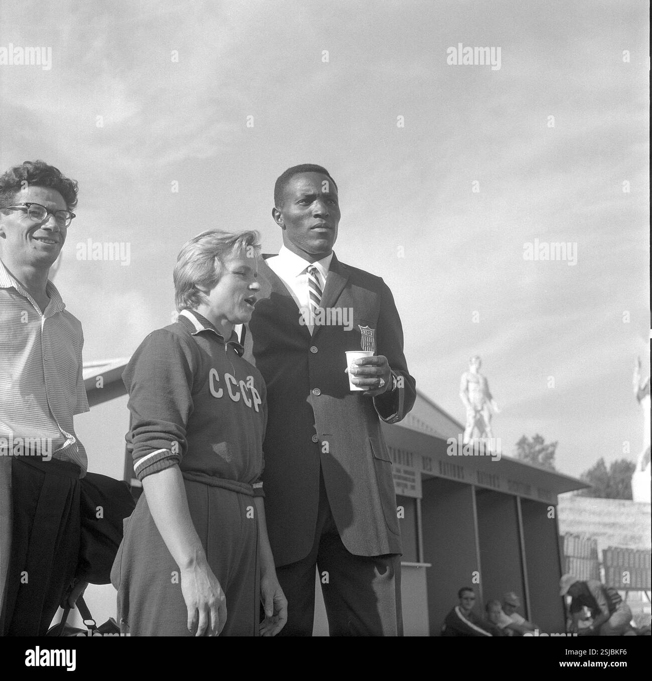 --- Rom 1960: Rafer Johnson (R) mit Russin#Rome 1960: Rafer Johnson (R) mit russischem Athleten-RDB VON DUKAS Stockfoto