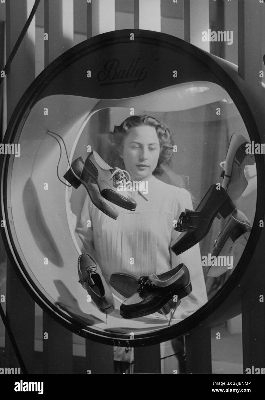 --- Frau beim Betrachten von Schuhauslagen bei Bally um 1950#Frau beim Blick auf Bally Schuhladen Fenster um 1950- RDB VON DUKAS Stockfoto
