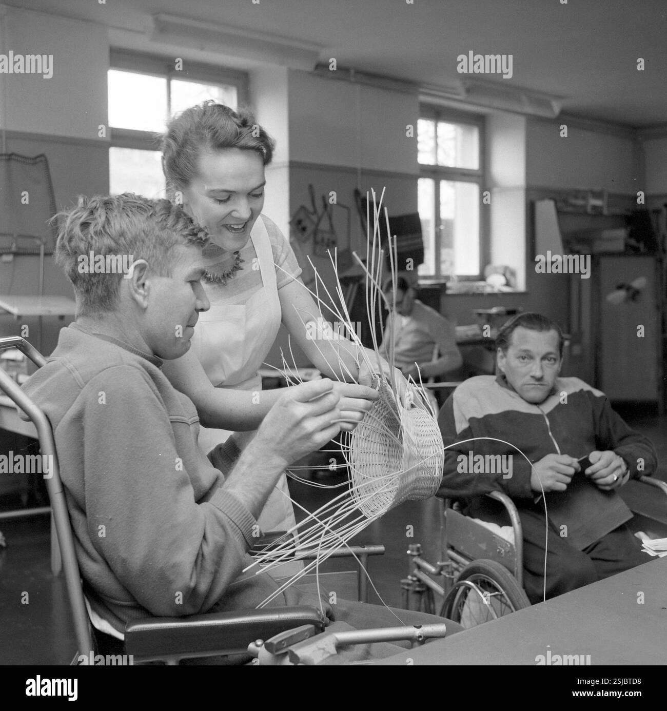 --- Handwerk: Ausbildung für Behinderte, Zürich 1957#Handwerk: Ausbildung für Behinderte, Zürich 1957- RDB VON DUKAS Stockfoto