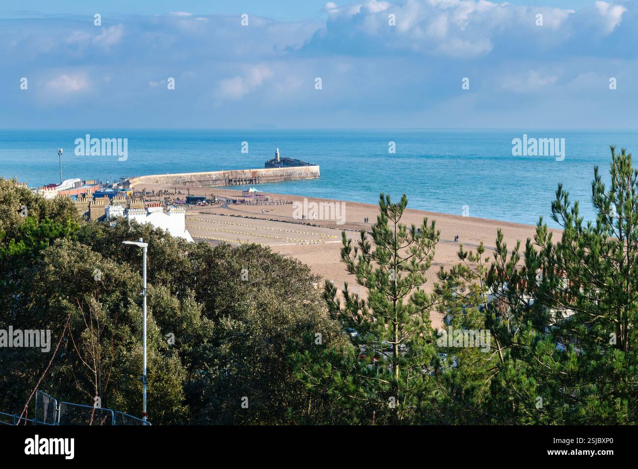 Harbour Arm und einer der Strände an einem hellen Wintertag in Folkestone, Kent, England Stockfoto