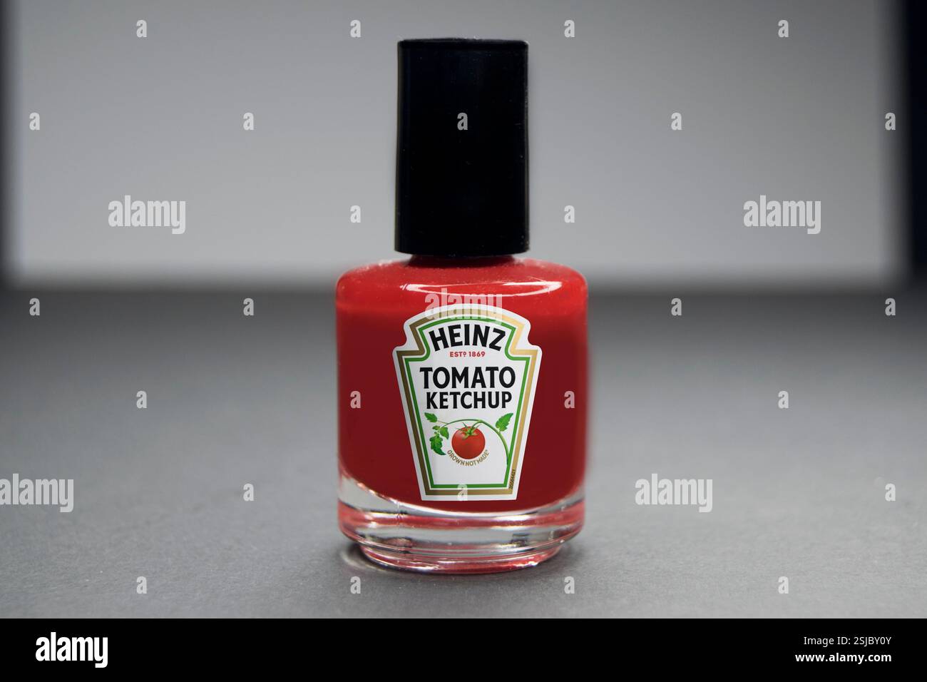 Kreatives Heinz Ketchup Nagellack-Konzept Stockfoto