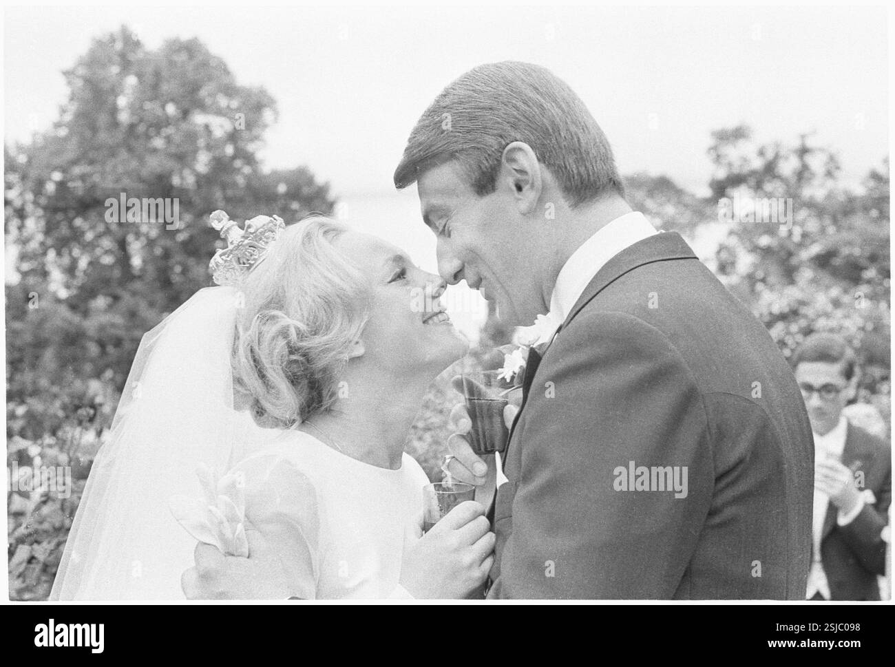 --- Hochzeit von Graf Jan Bernadotte mit Anna Skarne, 1967#Hochzeit von Graf Jan Bernadotte und Anna Skarne, 1967- RDB VON DUKAS Stockfoto