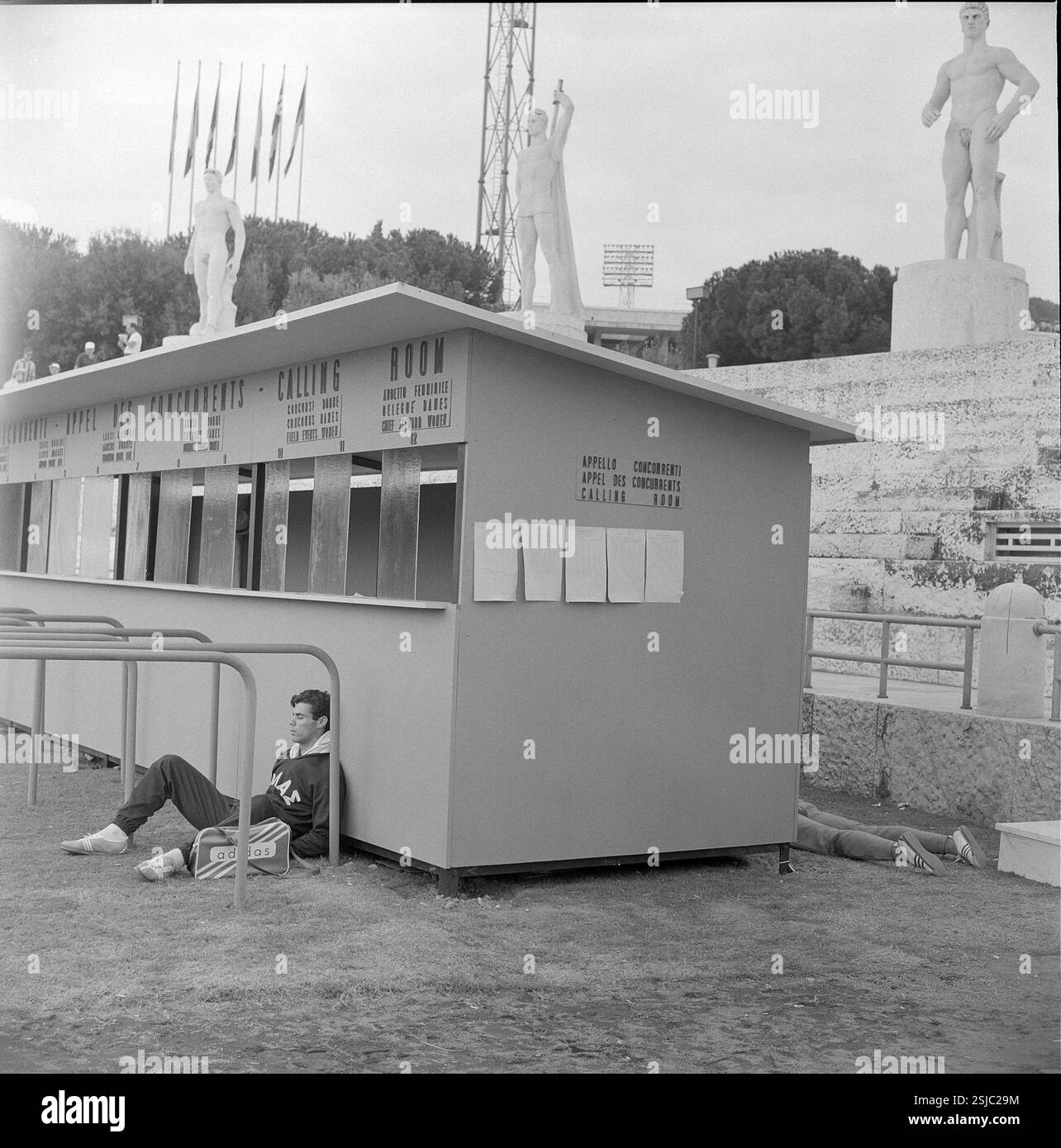 --- Rom 1960: Griechischer Athlet lehnt sich an Teilnehmerempfang #Rome 1960: griechischer Athlet lehnt sich an Teilnehmerempfang Stockfoto
