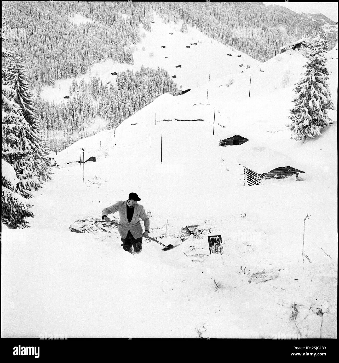 --- Räumungsarbeiten nach Lawinenniedergang im Montafontal; 1954#Avalanche im Montafontal, Rodungsarbeiten; 1954- RDB VON DUKAS Stockfoto