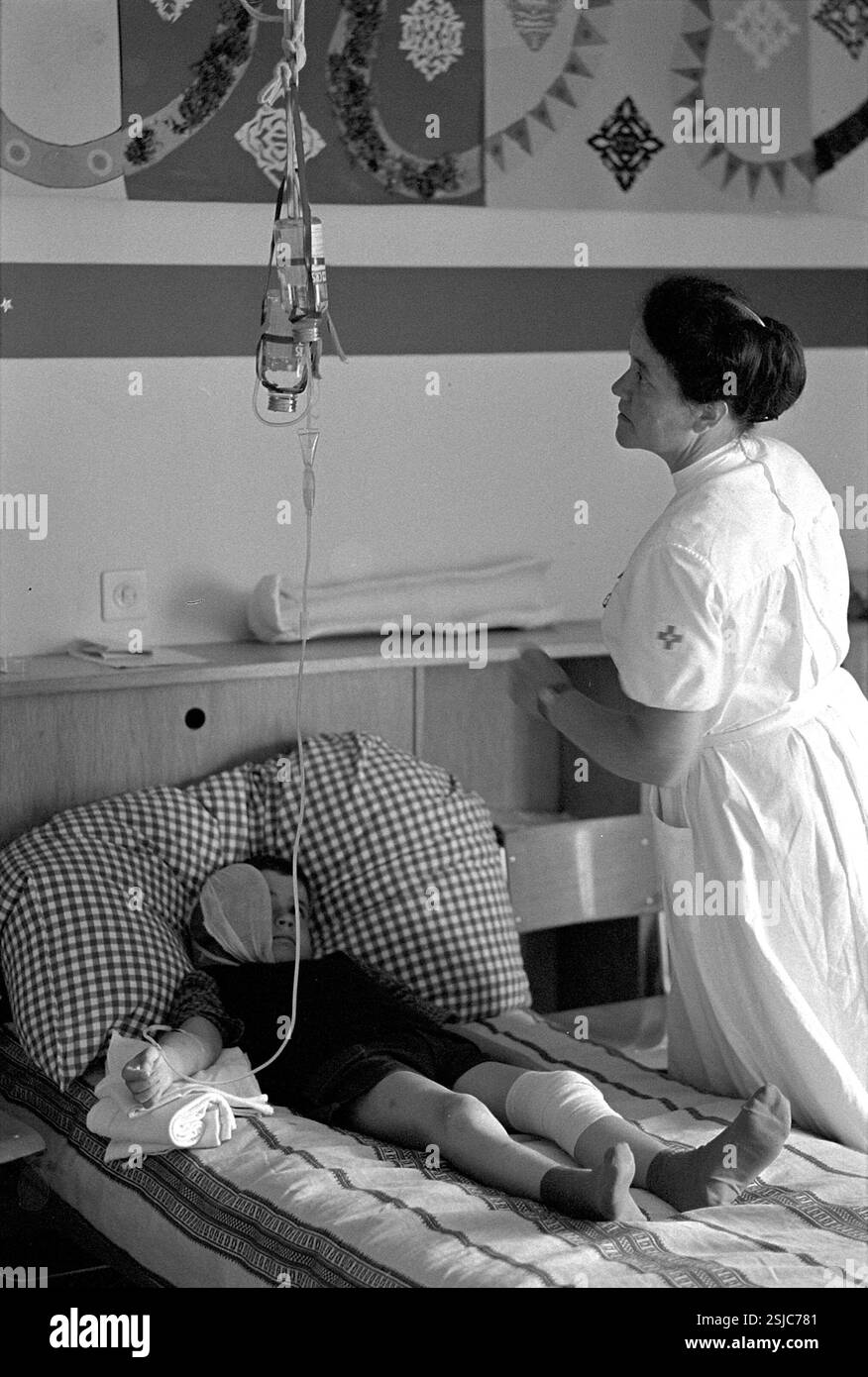 Unter dem Patronat des Schweizerischen Roten Kreuzes findet auch dieses Jahr ein Ferienlager für hämophile Kinder statt, an welchem 16 Kinder teilnehmen. Ein Arzt, zwei Krankenschwestern und eine Physiotherapeutin kümmert sich um sie.#der Jahresfeiertag für hämophile Kinder findet unter der Schirmherrschaft des Schweizerischen Roten Kreuzes statt. In diesem Jahr nehmen 16 Kinder Teil und werden von einem Arzt, zwei Krankenschwestern und einem Physiotherapeuten betreut.- RDB VON DUKAS Stockfoto