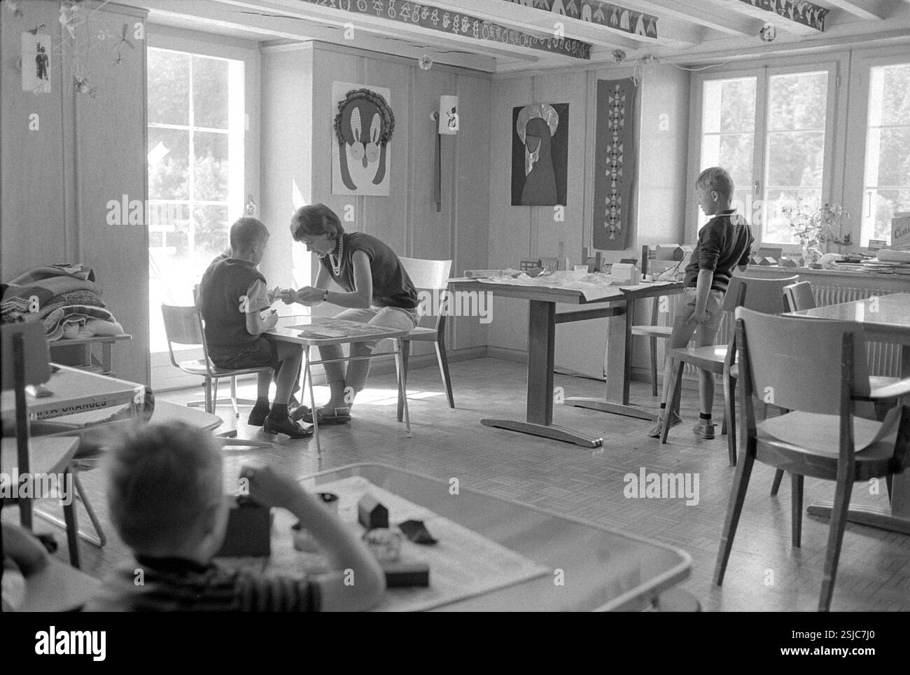 Unter dem Patronat des Schweizerischen Roten Kreuzes findet auch dieses Jahr ein Ferienlager für hämophile Kinder statt, an welchem 16 Kinder teilnehmen. Ein Arzt, zwei Krankenschwestern und eine Physiotherapeutin kümmert sich um sie.#der Jahresfeiertag für hämophile Kinder findet unter der Schirmherrschaft des Schweizerischen Roten Kreuzes statt. In diesem Jahr nehmen 16 Kinder Teil und werden von einem Arzt, zwei Krankenschwestern und einem Physiotherapeuten betreut.- RDB VON DUKAS Stockfoto