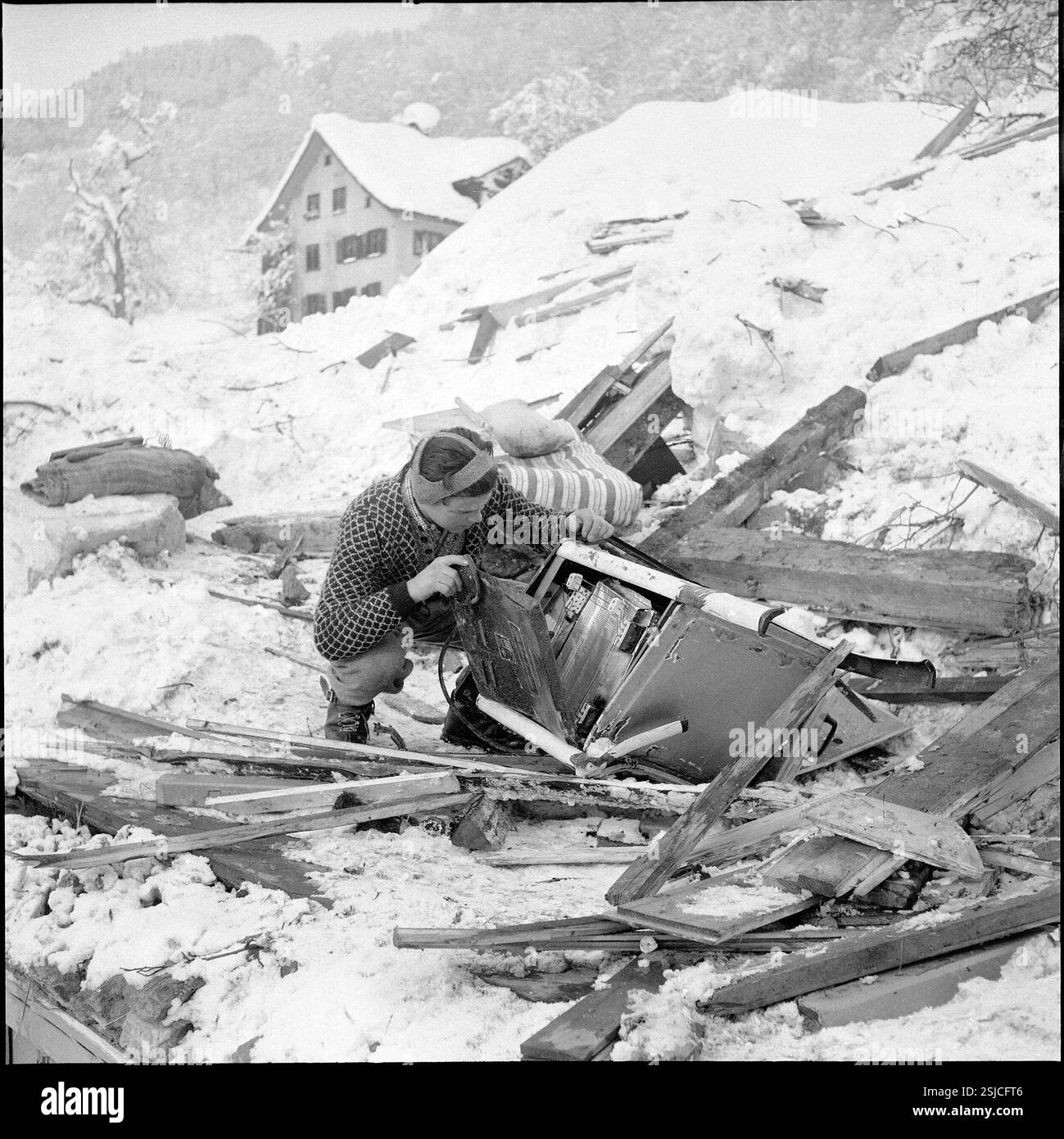 --- Räumungsarbeiten nach Lawinenniedergang im Montafontal; 1954#Avalanche im Montafontal, Rodungsarbeiten; 1954- RDB VON DUKAS Stockfoto