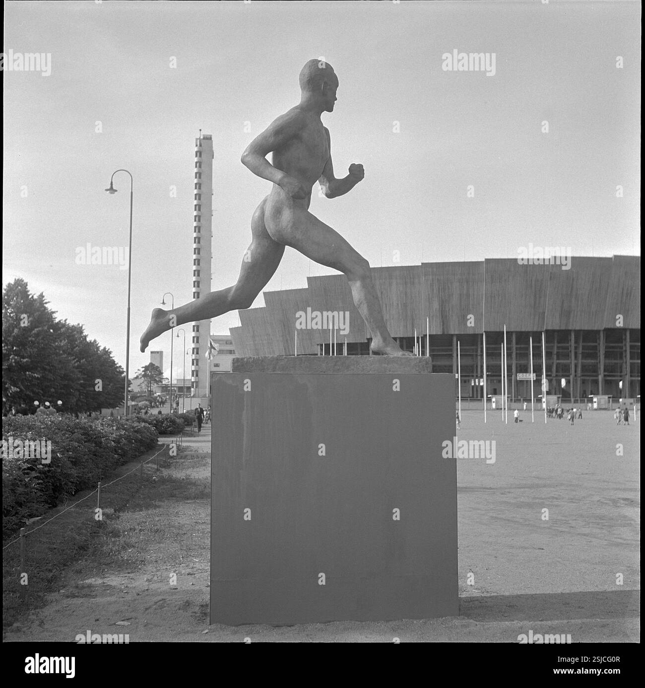 --- OS Helsinki 1952: Statue eines Läufers, Athlet, vor dem Olympiastadion#Olympische Spiele Helsinki 1952: Statue eines Athleten vor dem Olympiastadion - RDB VON DUKAS Stockfoto