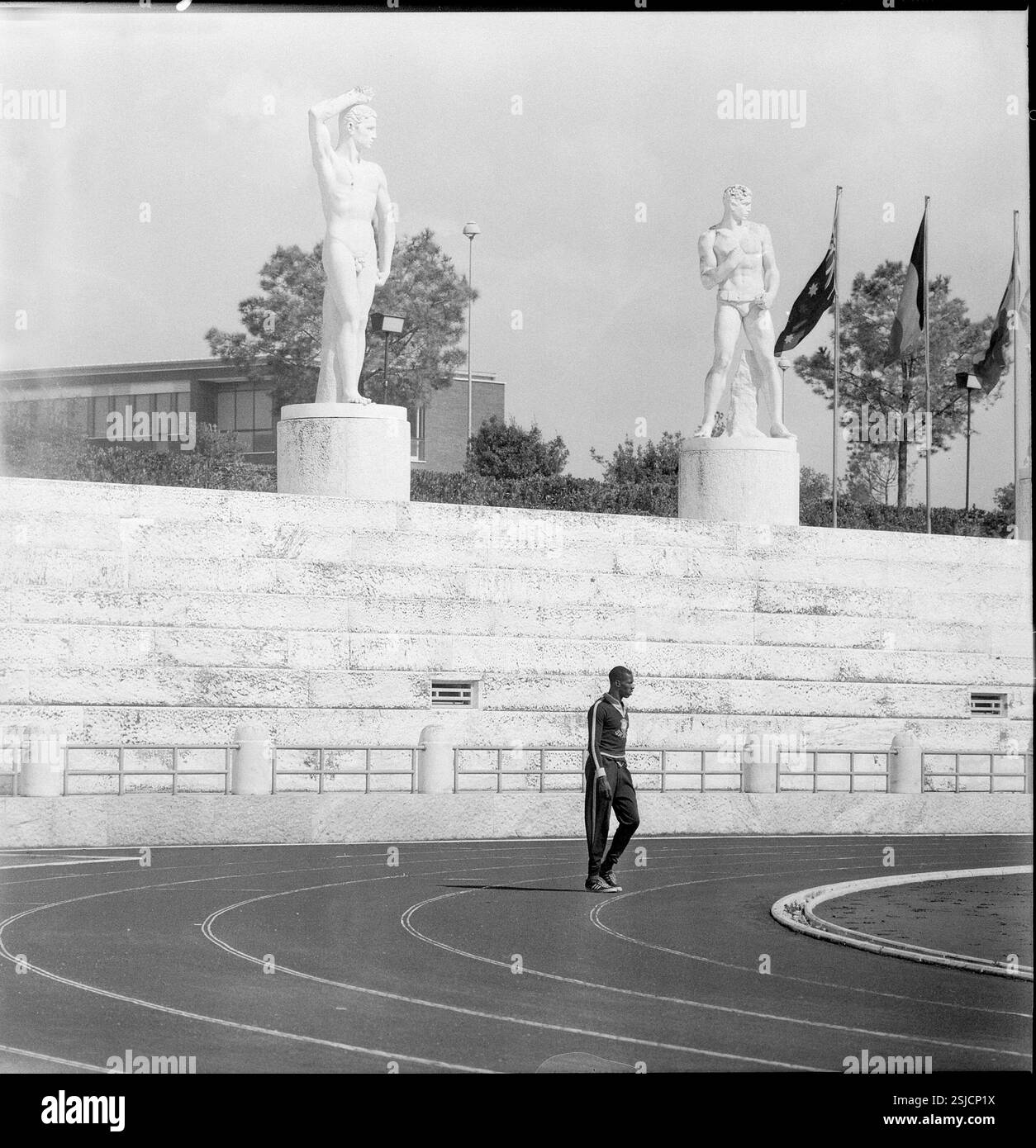--- Rom 1960: Unbekannter Athlet im Olympiastadion#Rom 1960: Unbekannter Athlet im olympiastadion - RDB VON DUKAS Stockfoto