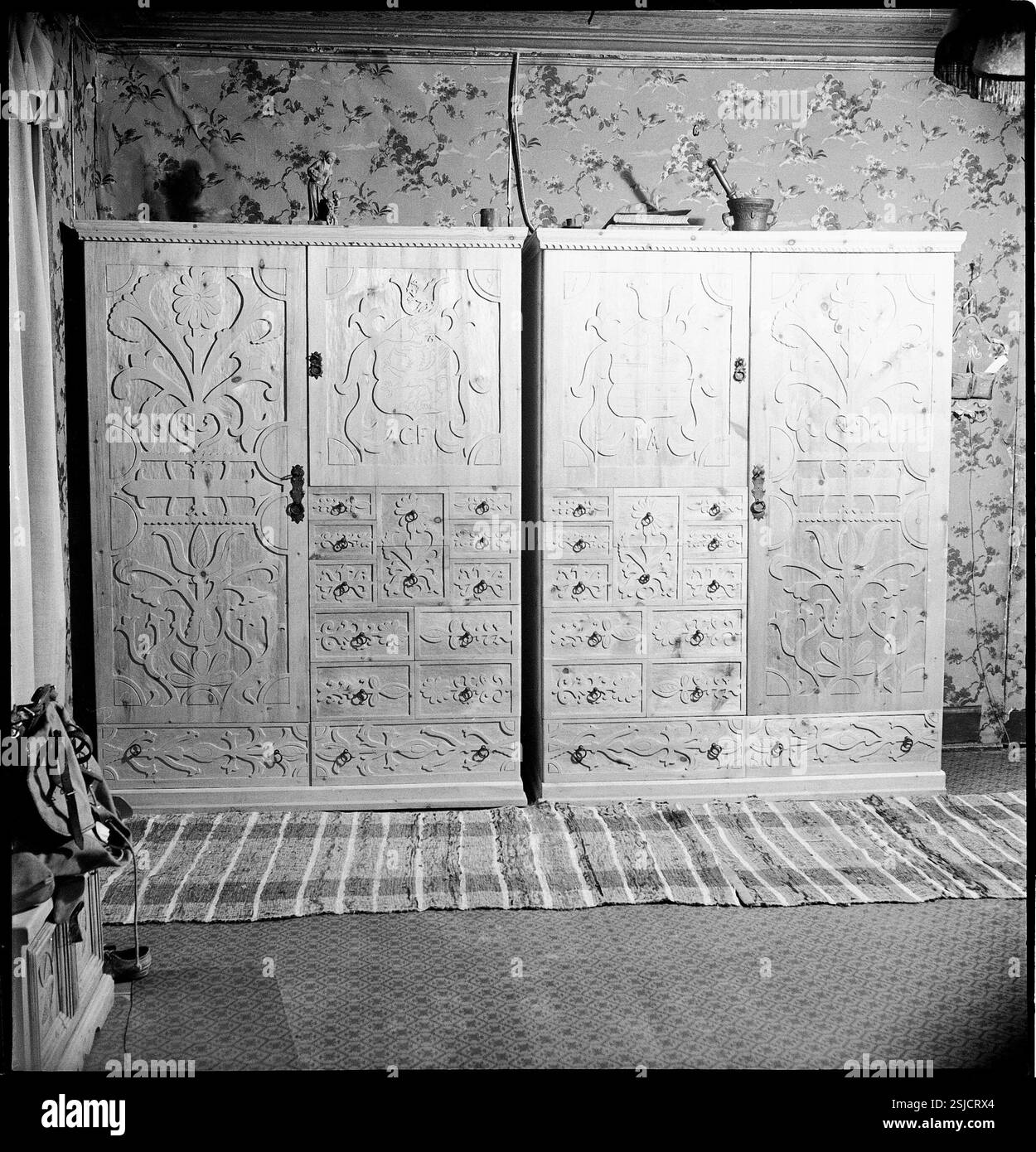 --- von Hand angefertigte Schränke mit Verzierungen, 1946#handgefertigte Schränke mit Ornamenten, 1946- RDB VON DUKAS Stockfoto