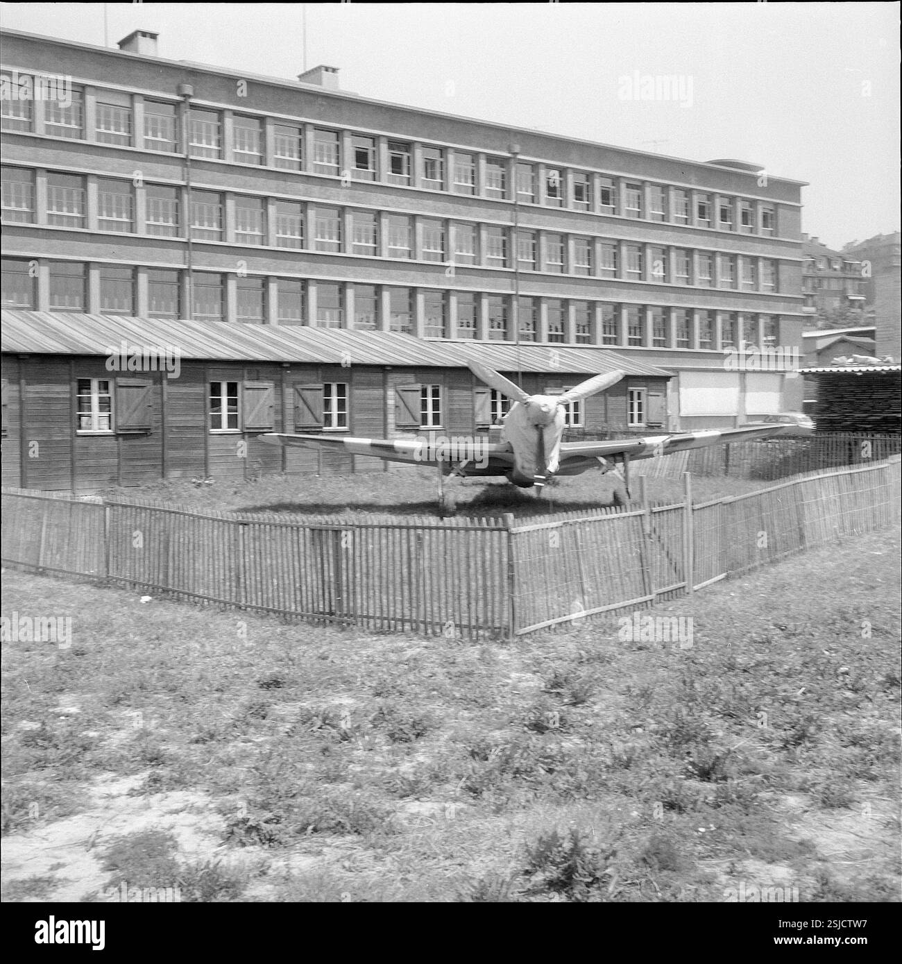 --- altes Jagdflugzeug als Geschenk für Gewerbeschule Lausanne 1959#altes Jagdflugzeug als Geschenk für die Gewerbeschule Lausanne 1959- RDB VON DUKAS Stockfoto