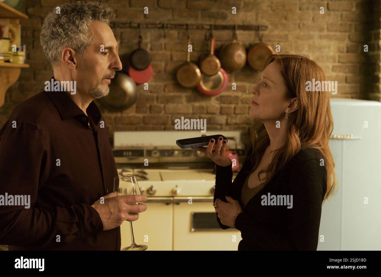 Der Raum nebenan Jahr : 2024 Spanien / USA Regie : Pedro Almodóvar John Turturro, Julianne Moore Stockfoto