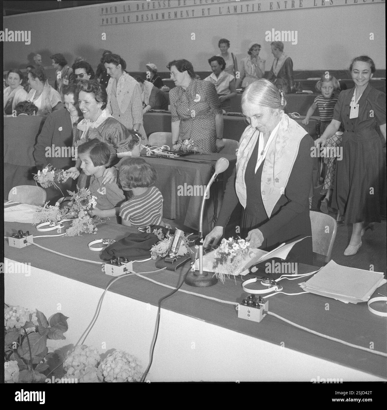 --- Kommunistischer Weltkongress der Mütter, Lausanne 1955#Kommunistischer Weltkongress der Mütter, Lausanne 1955- RDB VON DUKAS Stockfoto
