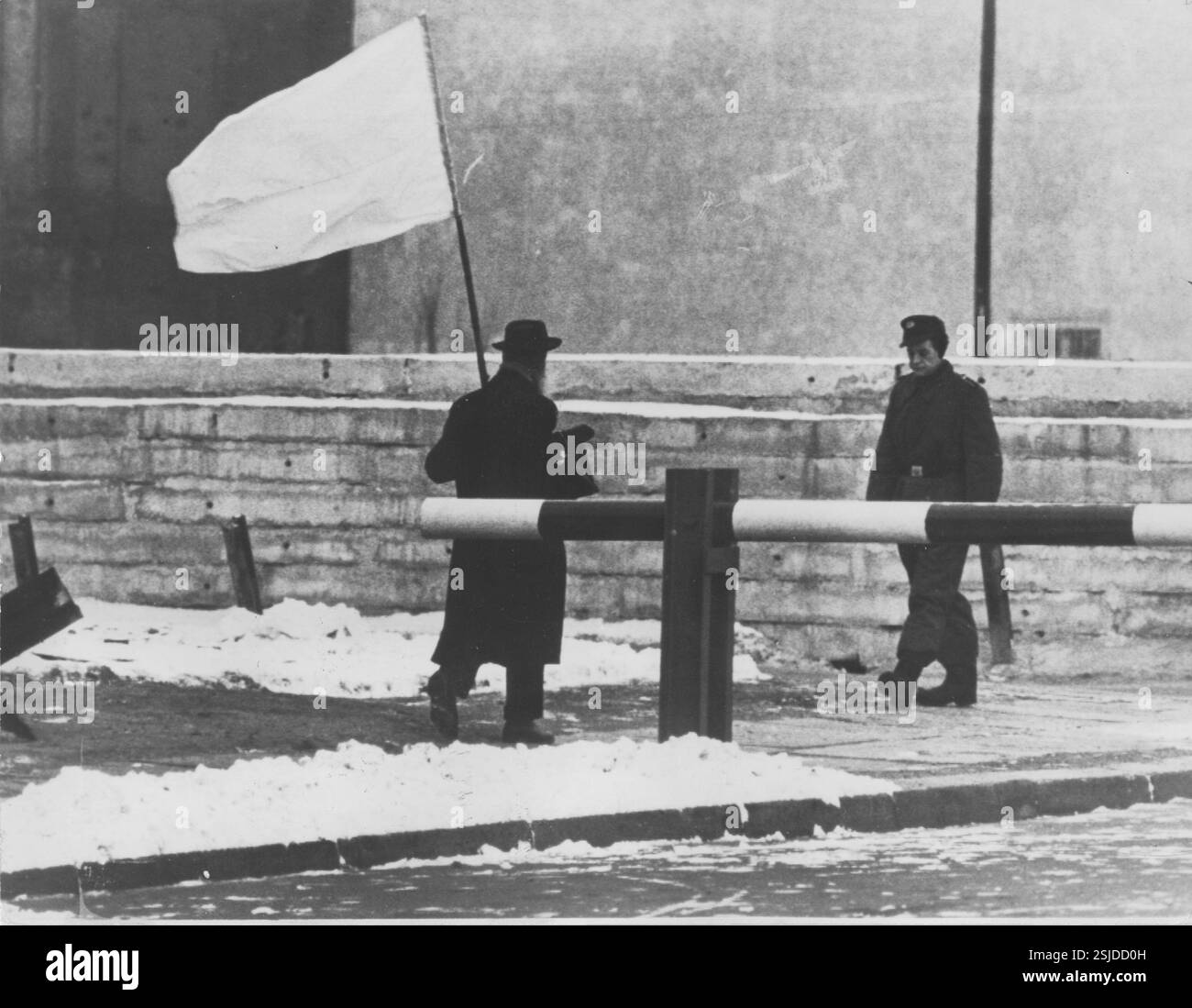 --- Pazifist Max Daetwyler passiert den Checkpoint Charlie, Ostberlin 1962#Pazifist Max Daetwyler passiert Checkpoint Charlie, Ost-Berlin 1962- RDB VON DUKAS Stockfoto