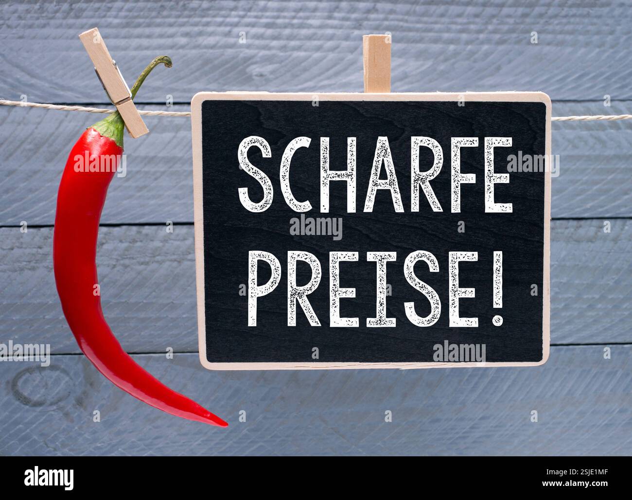 Heiße Preise - Peperoni mit Tafel Stockfoto