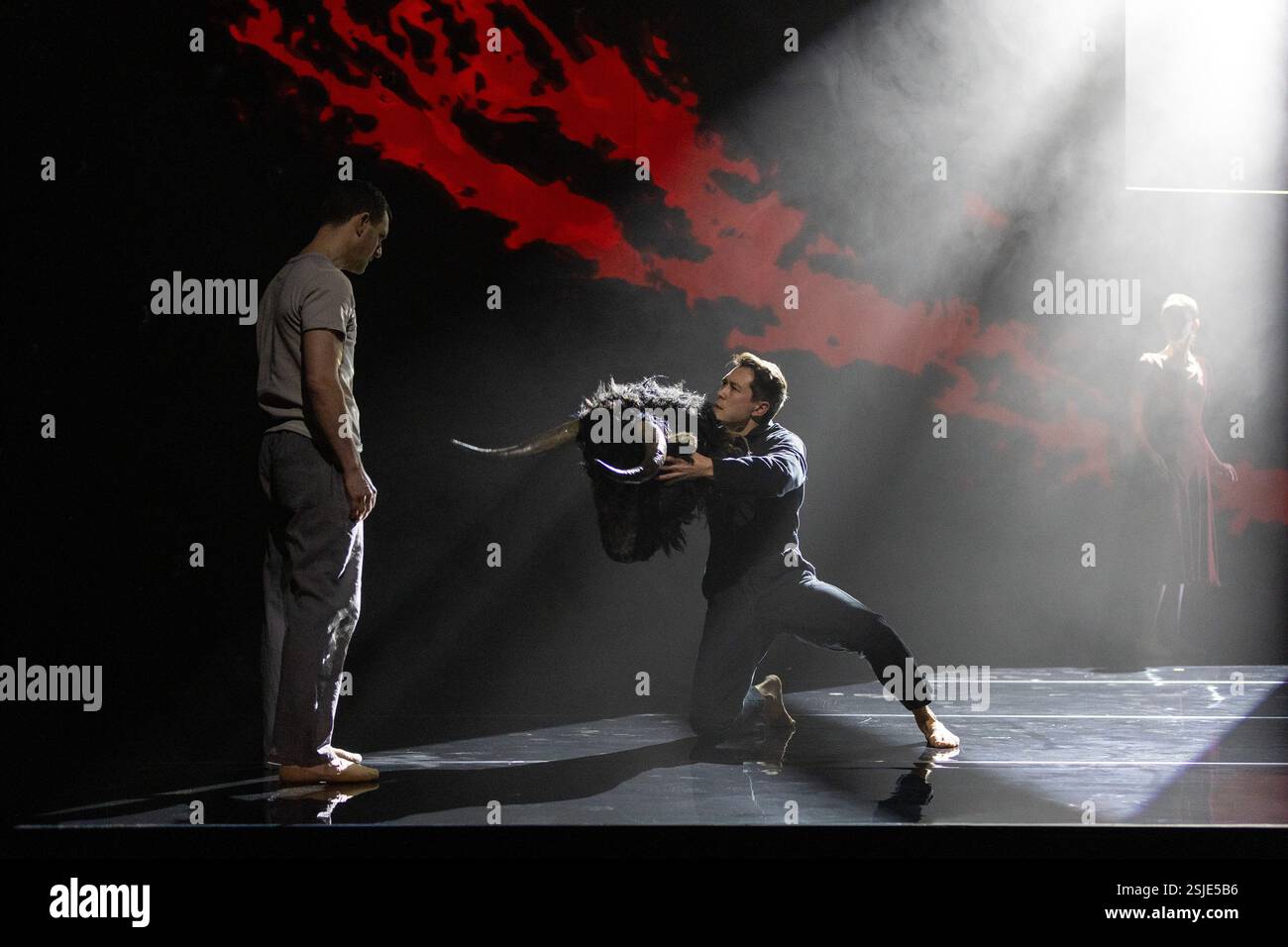 l-r: Jonathan Goddard (Theseus), Tommy Franzen (Minotaur), Kristen McNally (Ariadne) in MINOTAUR am Linbury Theatre, Royal Opera House, London WC2 06/02/2025 Sounddesign: Eilon Morris Bühne- & Kostümdesign: Antony McDonald Beleuchtung: Chris Wilkinson nach Jean Kalman Choreograf: Kim Brandstrup Stockfoto