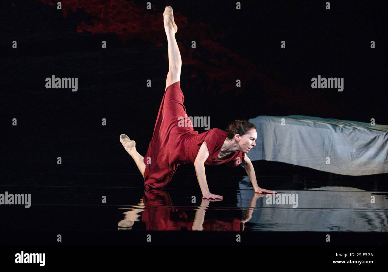 Kristen McNally (Ariadne) in MINOTAUR im Linbury Theatre, Royal Opera House, London WC2 06/02/2025 Sounddesign: Eilon Morris Bühnen- und Kostümdesign: Antony McDonald Beleuchtung: Chris Wilkinson nach Jean Kalman Choreograf: Kim Brandstrup Stockfoto