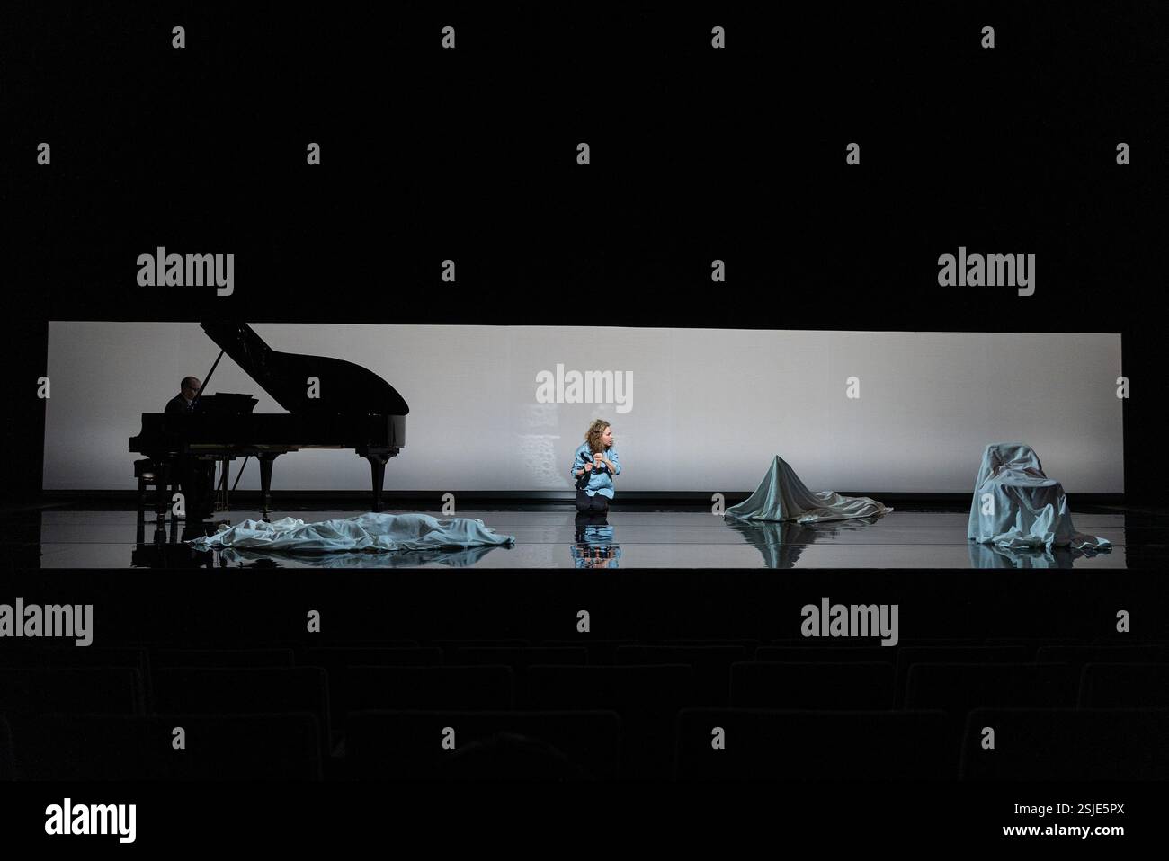 Christine Rice (Phaedra) in PHAEDRA im Linbury Theatre, Royal Opera House, London WC2 06/02/2025 Musik: Benjamin Britten Text: Robert Lowell nach 'Phedre' von Racine Musikdirektor und Pianist: Richard Hetherington Design: Antony McDonald Beleuchtung: Chris Wilkinson nach Adam Silverman Regisseur: Deborah Warner Stockfoto