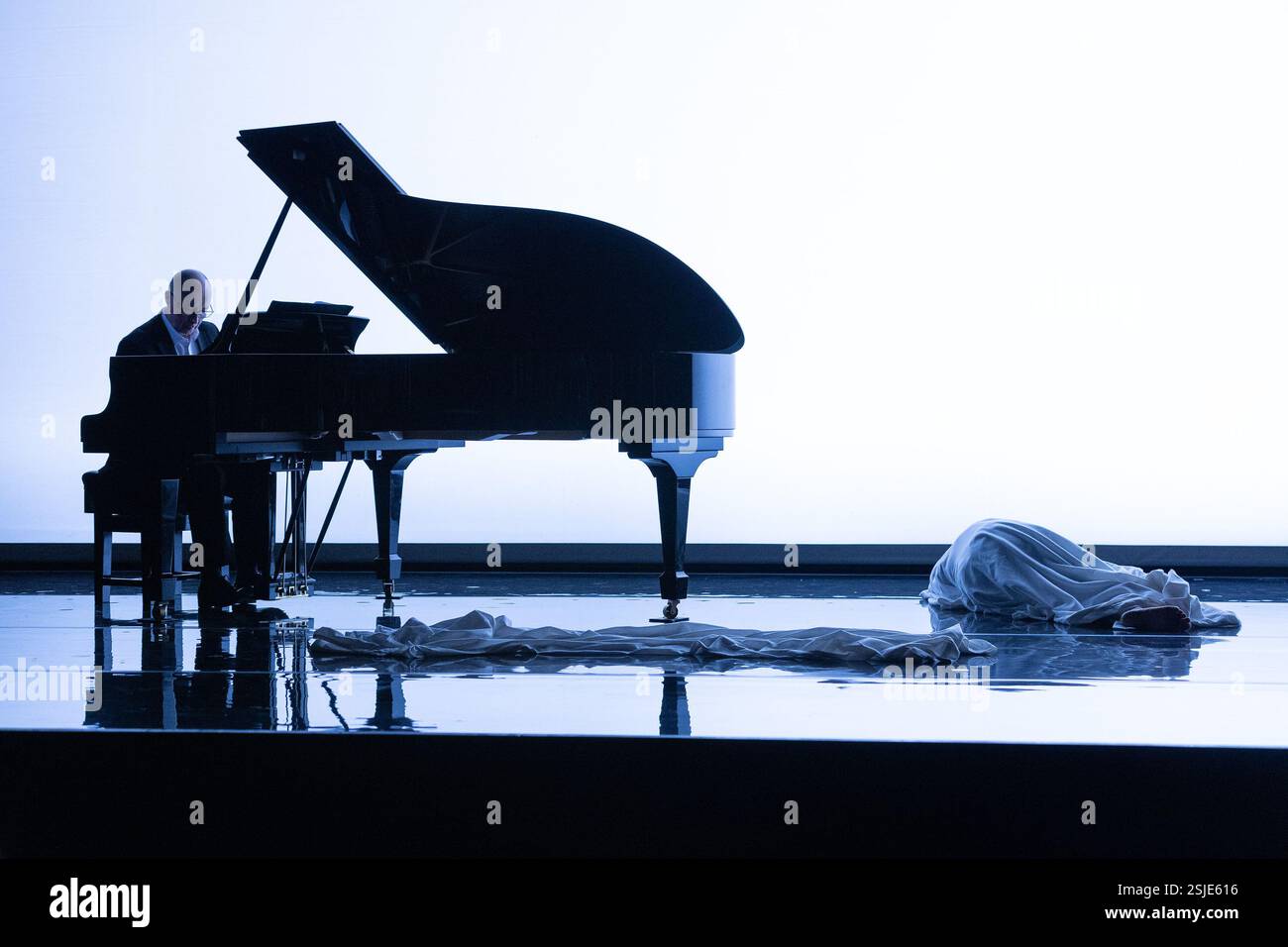 Musikdirektor & Pianist: Richard Hetherington in PHAEDRA im Linbury Theatre, Royal Opera House, London WC2 06/02/2025 Musik: Benjamin Britten Text: Robert Lowell nach 'Phedre' von Racine Musikdirektor & Pianist: Richard Hetherington Design: Antony McDonald Beleuchtung: Chris Wilkinson nach Adam Silverman Regisseur: Deborah Warner Stockfoto