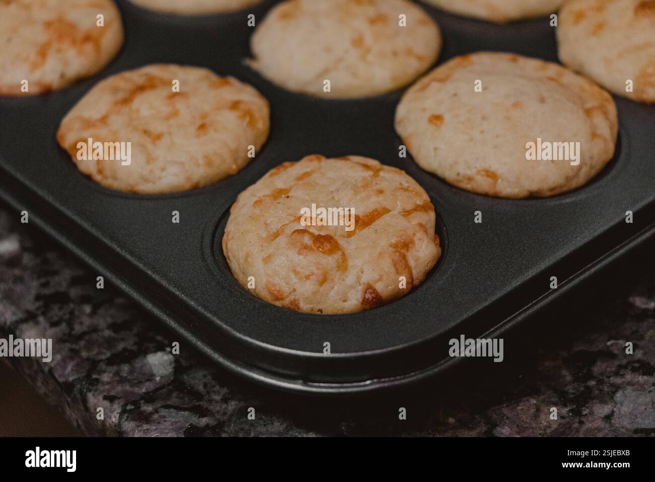 Frisch gebackene Käsemuffins in Pan Stockfoto