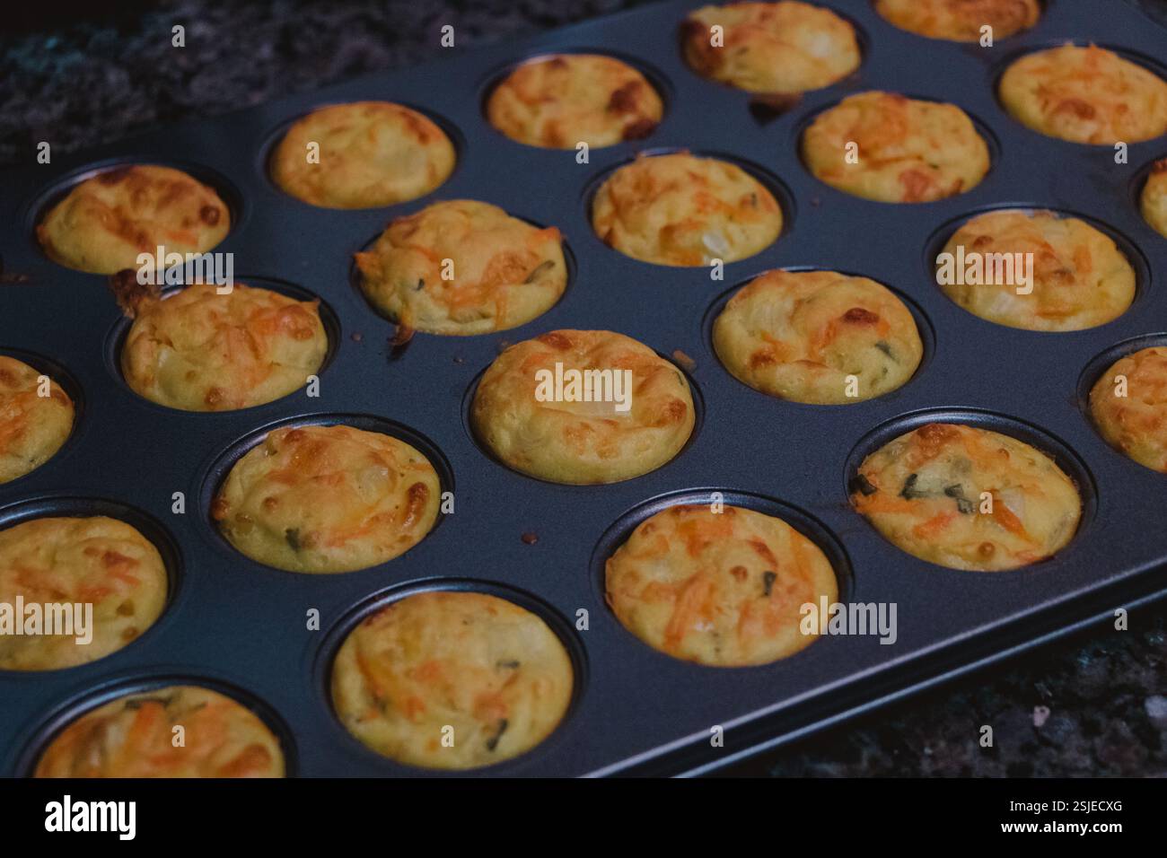 Herzhafte Muffins im Backblech Stockfoto