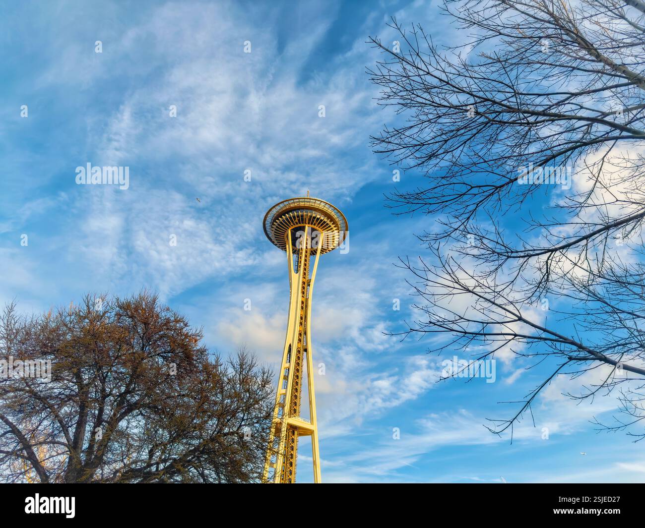 Die legendäre Space Needle in Seattle, Washington, steht hoch vor dem Hintergrund eines hellblauen Himmels mit schimmernden weißen Wolken. Stockfoto