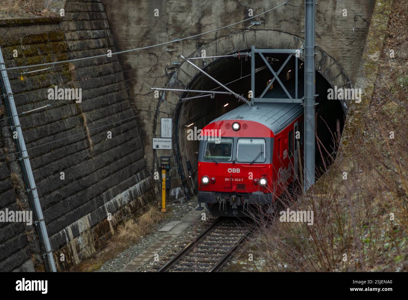 Elektrozüge in den österreichischen Bergen fahren im Winter ohne Schnee bei Semmering Austria 02 01 2025 Stockfoto
