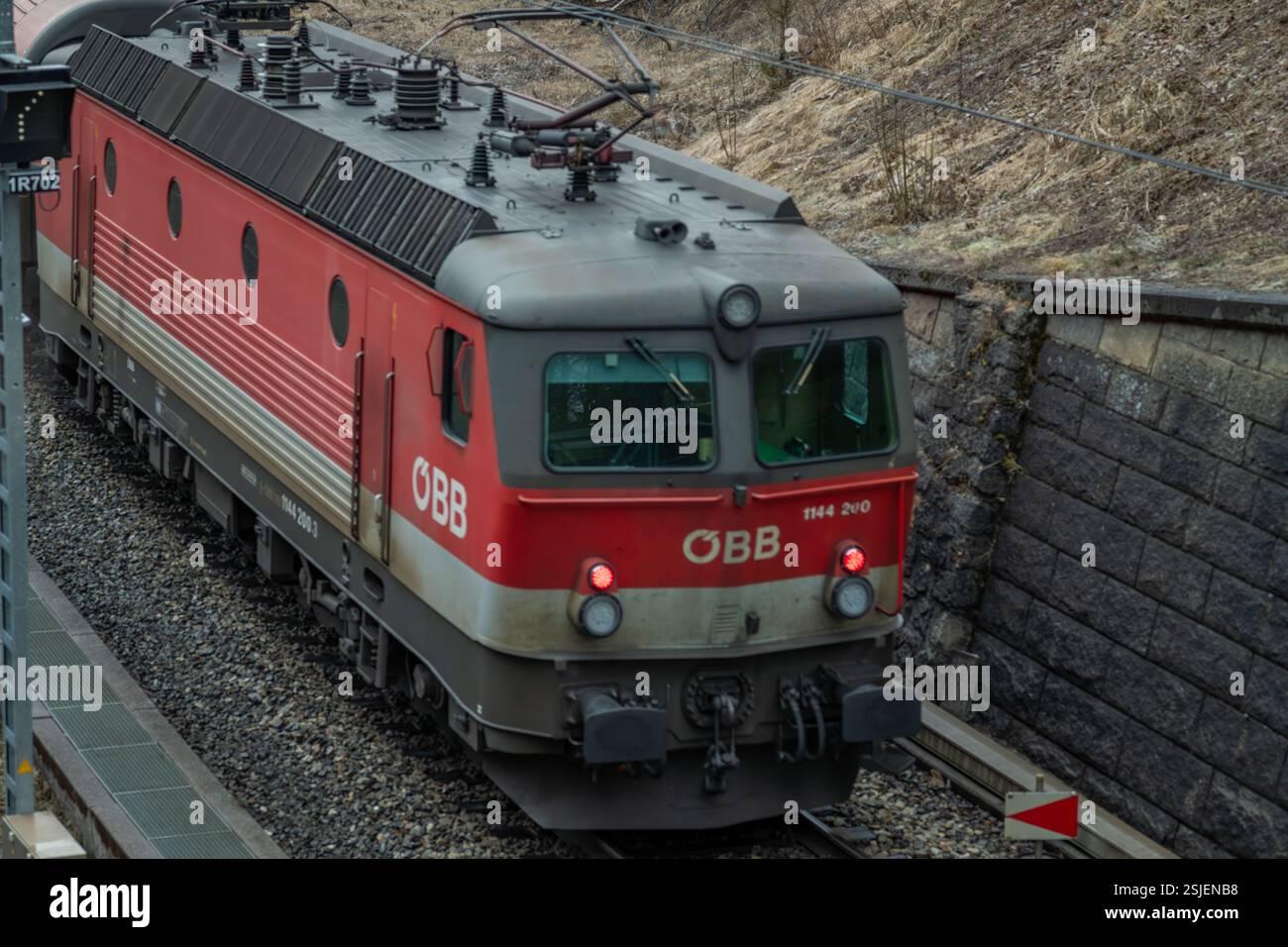 Elektrozüge in den österreichischen Bergen fahren im Winter ohne Schnee bei Semmering Austria 02 01 2025 Stockfoto