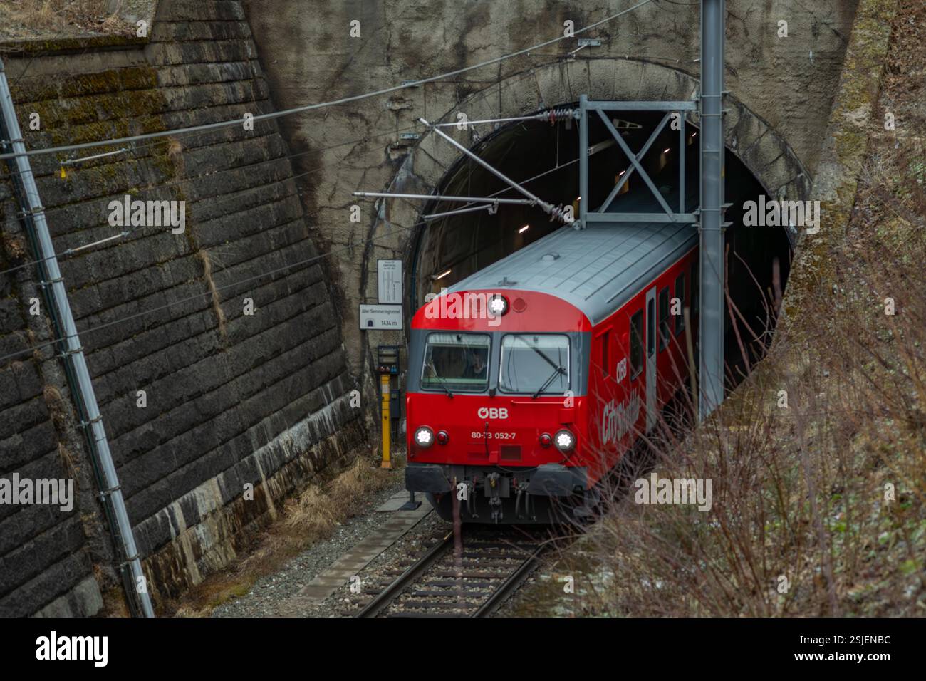 Elektrozüge in den österreichischen Bergen fahren im Winter ohne Schnee bei Semmering Austria 02 01 2025 Stockfoto