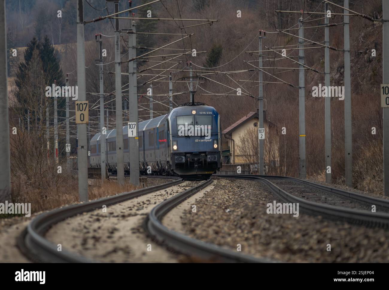 Elektrozüge in den österreichischen Bergen fahren im Winter ohne Schnee bei Semmering Austria 02 01 2025 Stockfoto