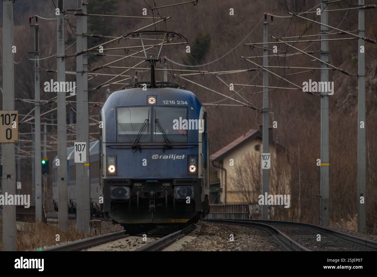 Elektrozüge in den österreichischen Bergen fahren im Winter ohne Schnee bei Semmering Austria 02 01 2025 Stockfoto