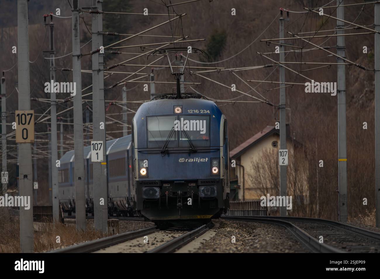 Elektrozüge in den österreichischen Bergen fahren im Winter ohne Schnee bei Semmering Austria 02 01 2025 Stockfoto