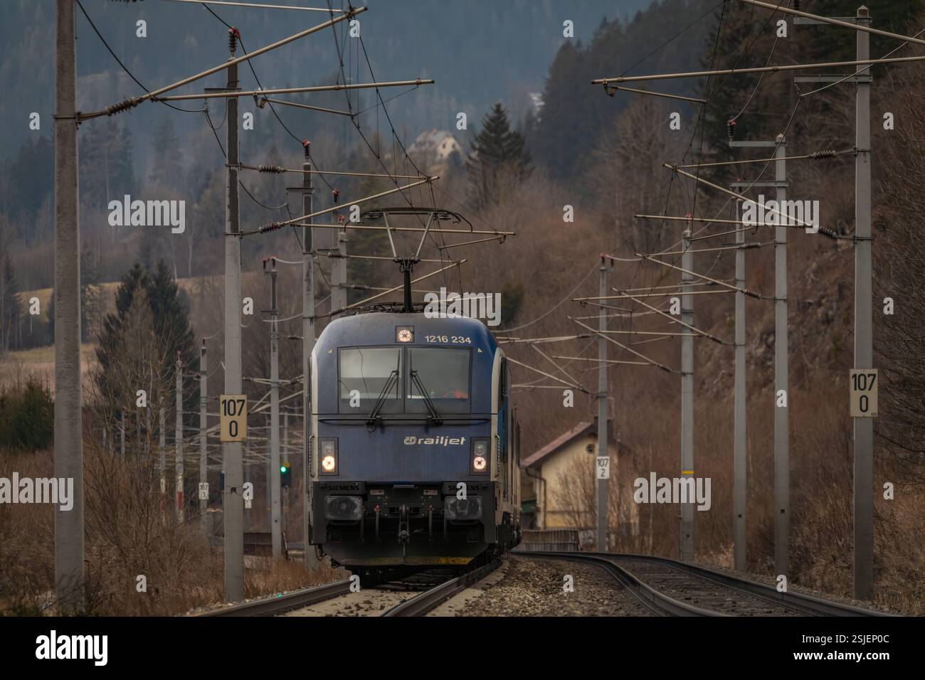 Elektrozüge in den österreichischen Bergen fahren im Winter ohne Schnee bei Semmering Austria 02 01 2025 Stockfoto