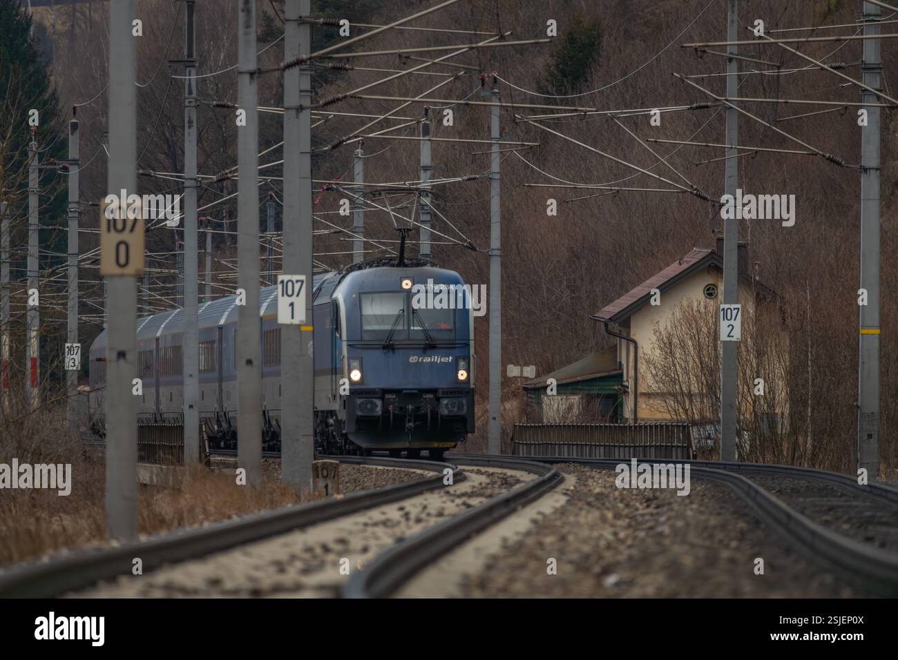 Elektrozüge in den österreichischen Bergen fahren im Winter ohne Schnee bei Semmering Austria 02 01 2025 Stockfoto
