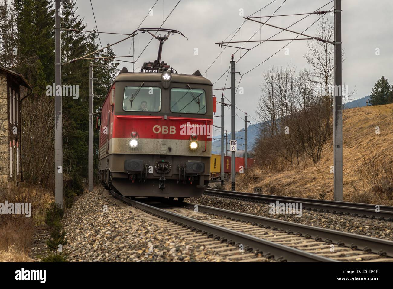 Elektrozüge in den österreichischen Bergen fahren im Winter ohne Schnee bei Semmering Austria 02 01 2025 Stockfoto