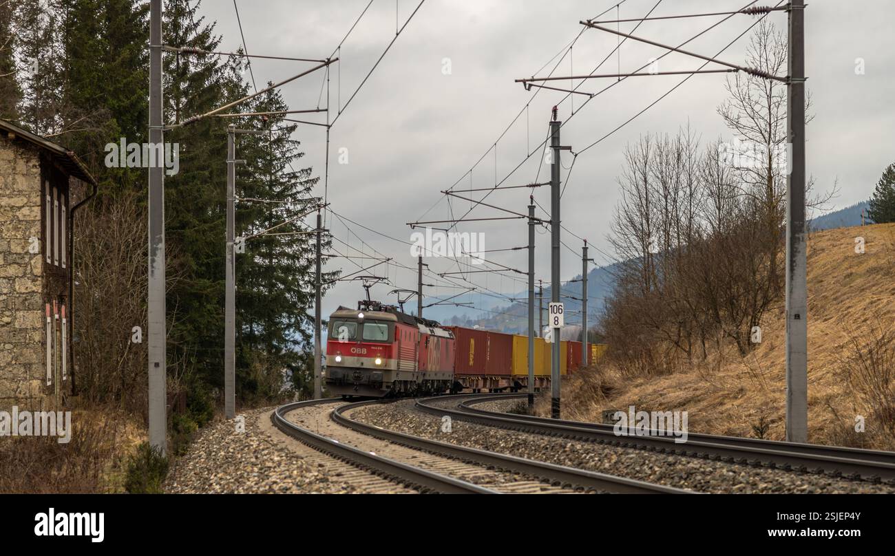 Elektrozüge in den österreichischen Bergen fahren im Winter ohne Schnee bei Semmering Austria 02 01 2025 Stockfoto
