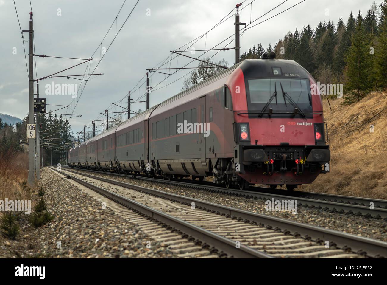Elektrozüge in den österreichischen Bergen fahren im Winter ohne Schnee bei Semmering Austria 02 01 2025 Stockfoto