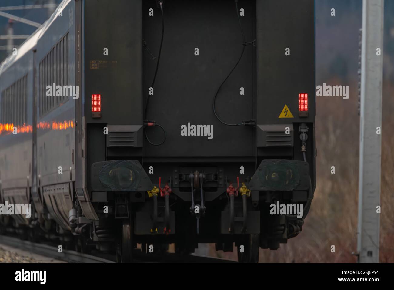 Elektrozüge in den österreichischen Bergen fahren im Winter ohne Schnee bei Semmering Austria 02 01 2025 Stockfoto