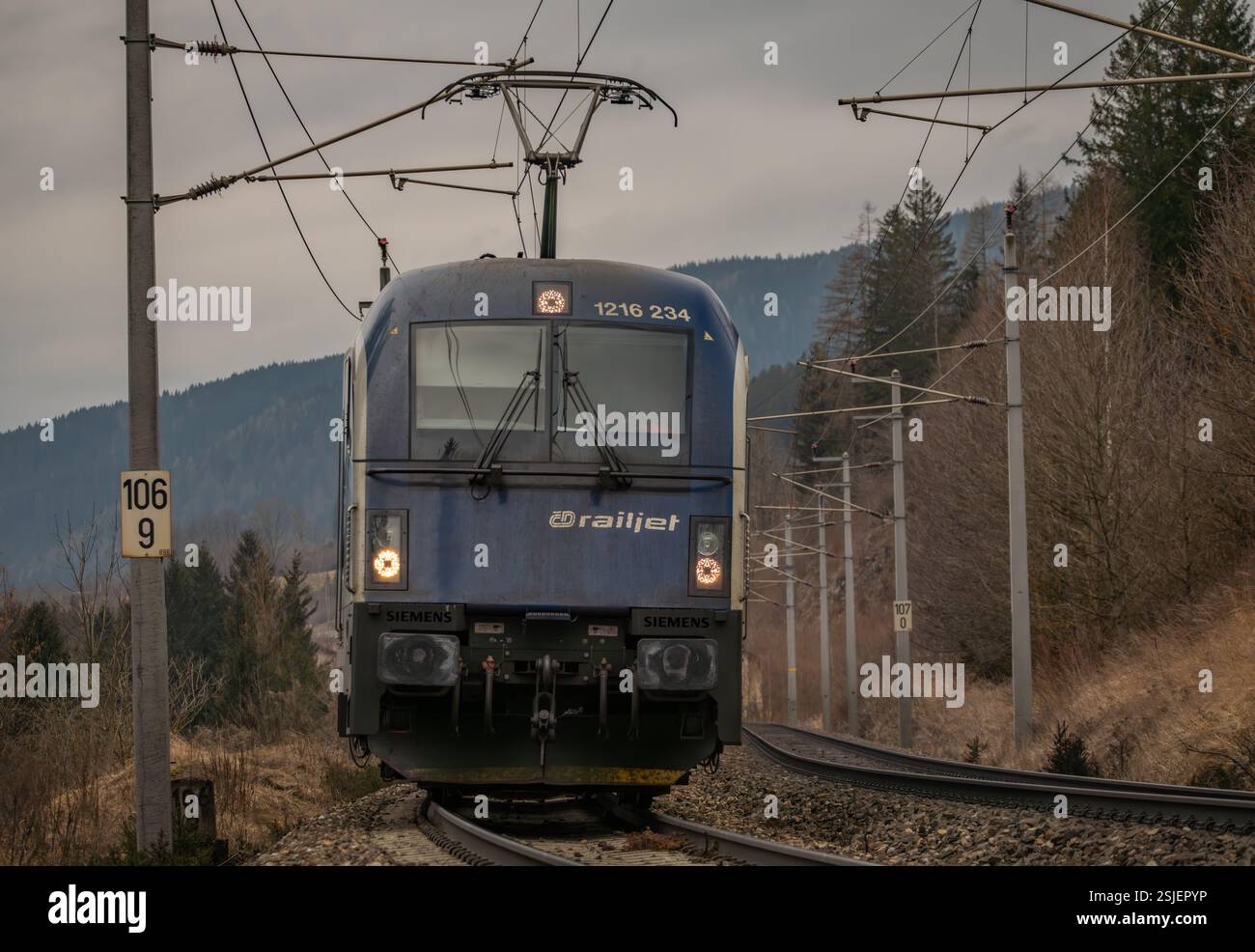 Elektrozüge in den österreichischen Bergen fahren im Winter ohne Schnee bei Semmering Austria 02 01 2025 Stockfoto