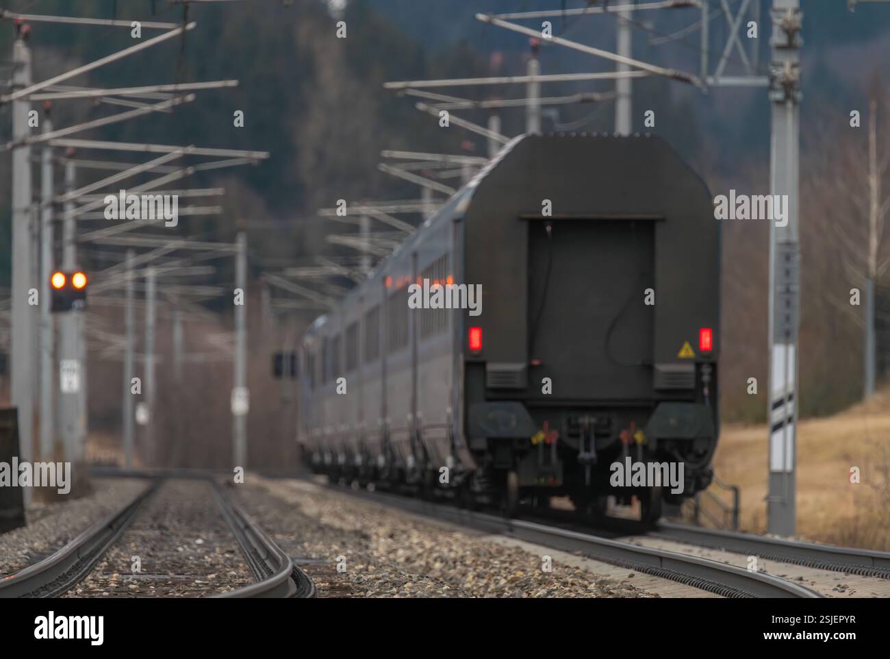 Elektrozüge in den österreichischen Bergen fahren im Winter ohne Schnee bei Semmering Austria 02 01 2025 Stockfoto